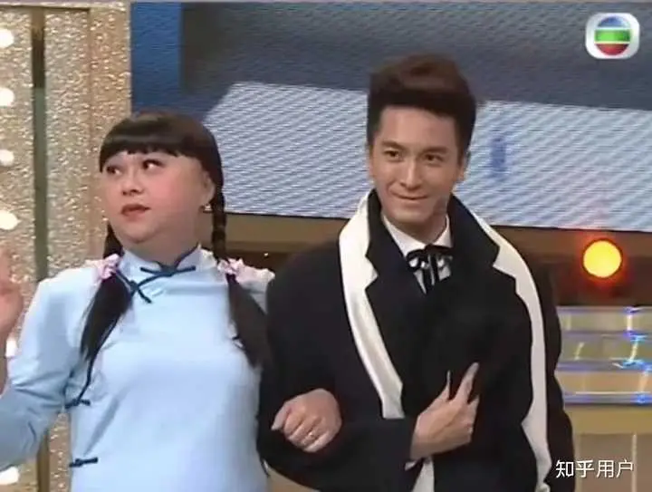 《问题娱乐圈》：揭秘！明星光环下的黑暗真相，狗血八卦大放送！